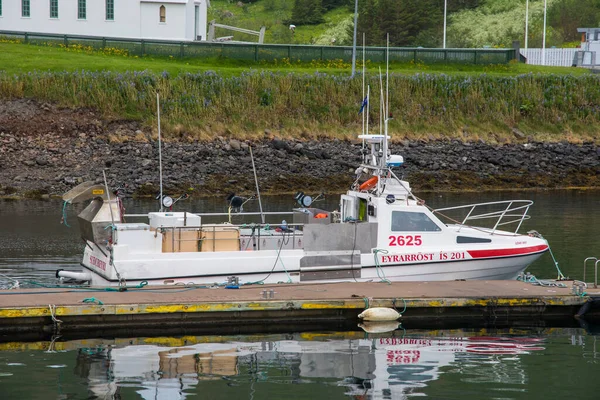 Sudureyri İzlanda - 6 Temmuz. 2021: Limanda balıkçı tekneleri
