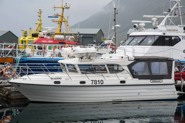 Isafjordur, İzlanda - 6 Temmuz. 2021: Yolcu gemisi limanda