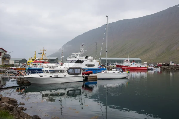 Isafjordur, İzlanda - 6 Temmuz. 2021: Limanda tekneler