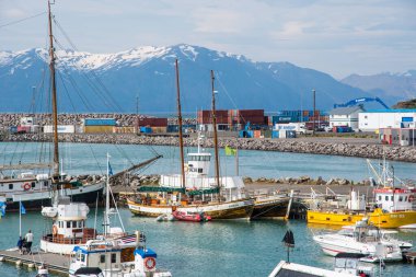 Husavik İzlanda - 15 Temmuz. 2021: Kuzey İzlanda 'daki Husavik limanına bakın