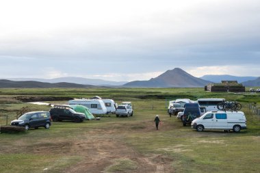 Modrudalur İzlanda - 15 Temmuz. 2021: İzlanda 'nın dağlık kesimlerindeki Modrudalur kamp alanı