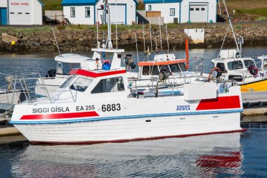 Hrisey, İzlanda - 8 Ağustos. 2021: Kuzey İzlanda 'daki Hrisey adasının limanında tekne