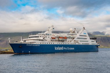 Djupivogur, İzlanda - 11 Ağustos. 2021: Doğu İzlanda 'daki Djupivogur limanında seyir gemisi Ocean Diamond