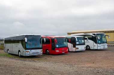 Djupivogur, İzlanda - 11 Ağustos. 2021: Turist otobüsleri bir sonraki geziyi bekliyor