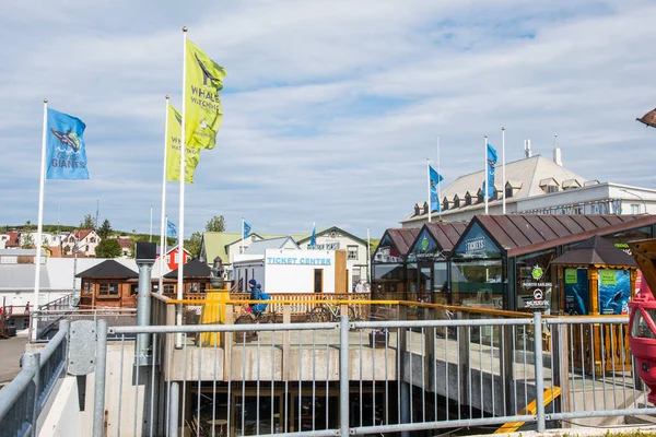 Husavik İzlanda - 15 Temmuz. 2021: Balina izleme şirketinin bilet ofisleri Kuzey İzlanda 'daki Husavik limanında