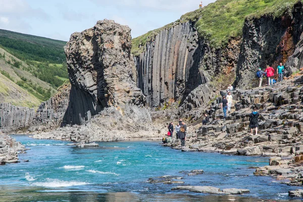 Studlagil Island Juli 2021 Touristen Genießen Die Atemberaubende Aussicht Auf — Stockfoto
