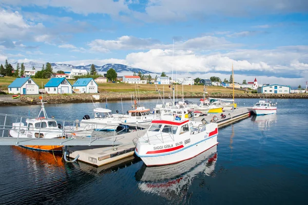 Hrisey, İzlanda - 8 Ağustos. 2021: Kuzey İzlanda 'daki Hrisey adasının limanında tekne