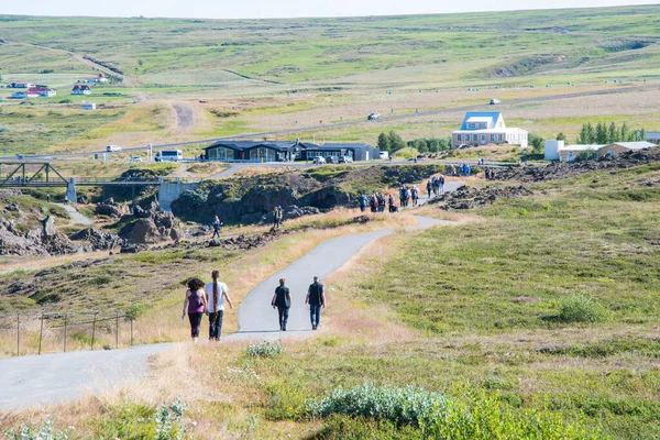 Godafoss, İzlanda - 11 Ağustos. 2021: Yürüyüş yollarındaki turistler ve şelale manzaralı platformlar