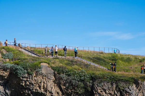 Godafoss, İzlanda - 11 Ağustos. 2021: Yürüyüş yollarındaki turistler ve şelale manzaralı platformlar
