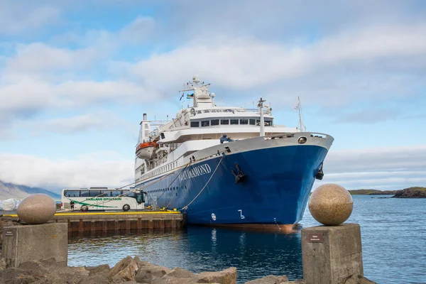 Djupivogur, İzlanda - 11 Ağustos. 2021: Doğu İzlanda 'daki Djupivogur limanında seyir gemisi Ocean Diamond