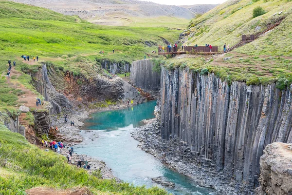 Studlagil Islandia Julio 2021 Los Turistas Disfrutan Impresionante Vista Del Imágenes de stock libres de derechos