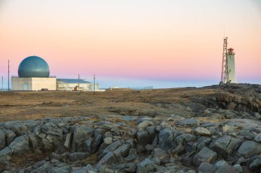 Güney İzlanda 'daki Stoksnes deniz feneri ve radar istasyonu.