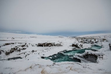 Skjalfandafljot nehri kuzey İzlanda 'da Godafoss yakınlarında karlı bir kış günü