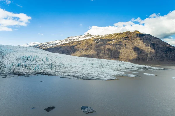 Güney İzlanda 'daki Vatnajokull Ulusal Parkı' ndaki Flaajokull buzulunun hava görüntüsü