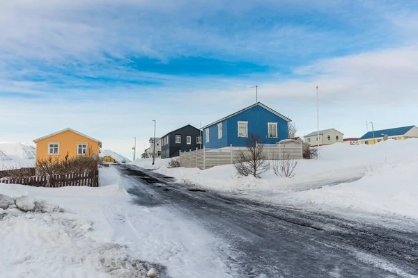 冬の雪の日に北アイスランドのハリー島の村 — ストック写真
