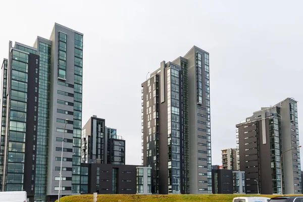 Reykjavik, İzlanda - 23 Ekim. 2021: Reykjavik şehir merkezinde modern mimari