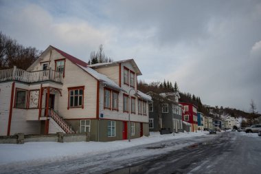Kuzey İzlanda 'nın Akureyri kasabasındaki eski binalar soğuk bir kış günü