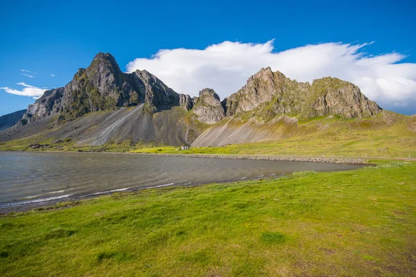 Гора Эйстрахорн Востоке Исландии Солнечный Летний День — стоковое фото