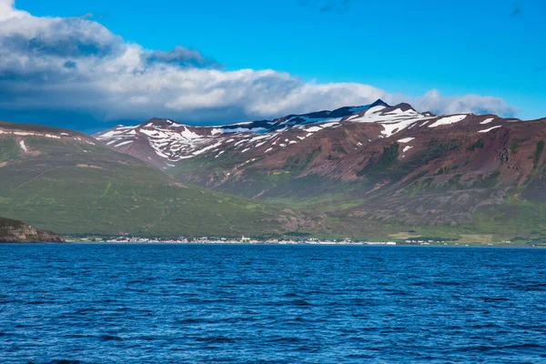 晴れた夏の日にダルヴィクの町に向かって北アイスランドのEyjafjordurフィヨルドを見下ろす — ストック写真