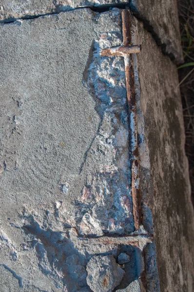 Reinforced Concrete Surface Covered Cracks Scratches Inclusions Granite Rusty Metal — Stockfoto