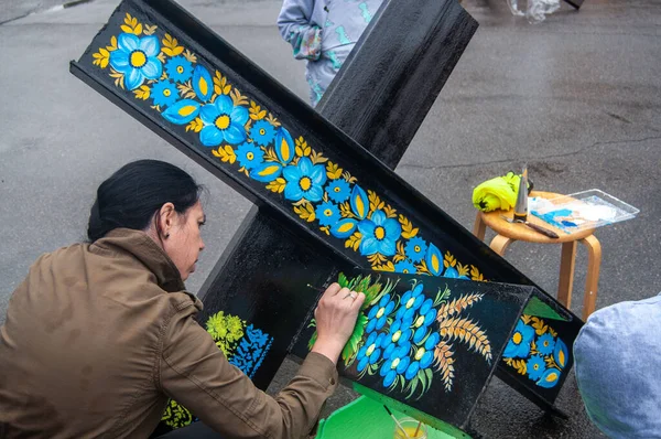 Dnipro Ucrânia Setembro 2022 Mestres Ucranianos Pintam Ouriços Tanque Praça Imagens De Bancos De Imagens