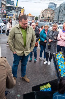 Dnipro Boris Filatov Belediye Başkanı, şehir merkezinde şehir merkezinde tanksavar kirpilerinin boyandığı gün,.