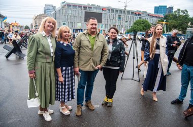 Dnipro Boris Filatov Belediye Başkanı, şehir merkezinde şehir merkezinde tanksavar kirpilerinin boyandığı gün,.