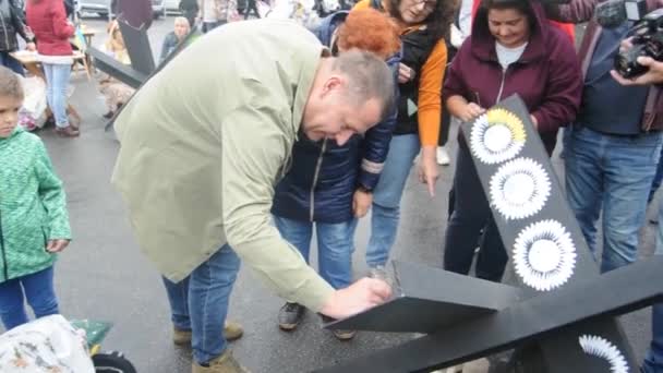 Burmistrz Dniepru Borys Filatow Rzemieślnikami Centrum Podczas Malowania Jeży Przeciwpancernych — Wideo stockowe