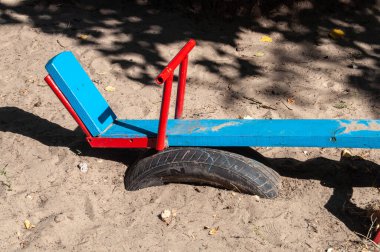 Çocukların açık hava aktiviteleri için çift taraflı çocuk salıncağının mavi koltuğu.