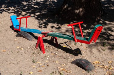 Çocukların çift taraflı salıncağı