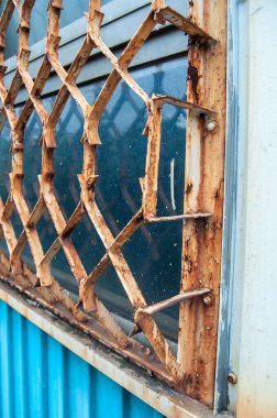 Metal örgüyle çevrili bir kurumun penceresinin parçası