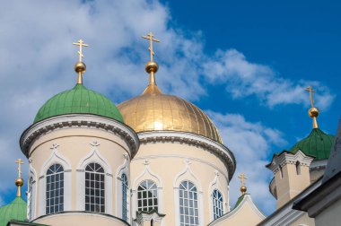 Dnipro, Ukrayna, 25 Eylül 2022: Kutsal Üçlü Katedral Kubbeleri