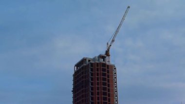 Dnipro, Ukrayna, 29 Eylül 2022: İnşaat halindeki çok katlı bir bina ve bir vinç.