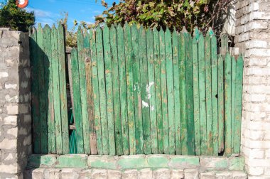 Eski ahşap çitler bir arazi arazisini kaplıyor.