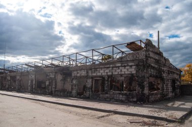 Izyum, Donetsk bölgesi, Ukrayna 14 Ekim 2022: Kazandı. Rashist mermileriyle bombalanmış binalar.