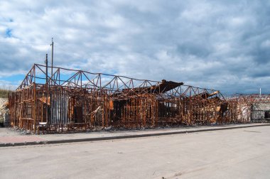 Izyum, Donetsk bölgesi, Ukrayna 14 Ekim 2022: Kazandı. Rashist mermileriyle bombalanmış binalar.