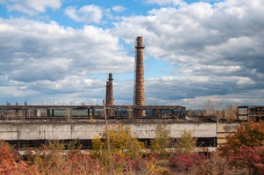 Izyum, Donetsk bölgesi, Ukrayna 14 Ekim; 2022 Rashistlerin üzerine ateş açtığı fabrika binaları.