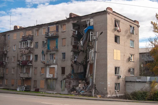 Kramatorsk Região Donetsk Outubro 2022 Edifício Residencial Bombardeado Por Rashists Imagens De Bancos De Imagens