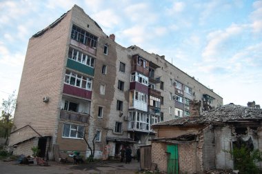 Rashistlerin bombalarıyla yıkılan bir konut binası..