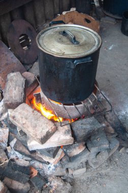 Bir sonbahar günü evde büyük miktarda yemek pişirmek.