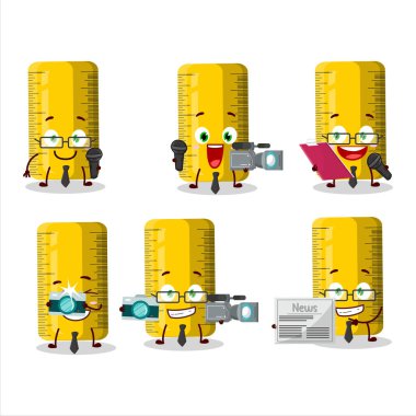 Karakter muhabiri sarı cetvel, mikrofonlu sevimli maskot. Vektör illüstrasyonu