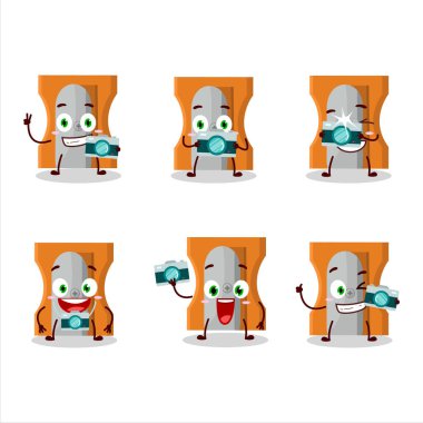 Turuncu kalemtıraş çizgi film karakteri ile fotoğrafçılık mesleği simgesi. Vektör illüstrasyonu