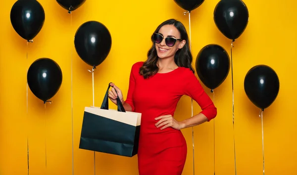 Moda Feliz Hermosa Dama Con Una Bolsa Compras Mano Está —  Fotos de Stock