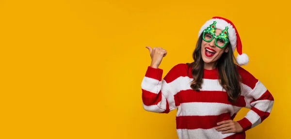 Баннерное Фото Взволнованной Красивой Современной Женщины Смешных Рождественских Очках Шляпе — стоковое фото