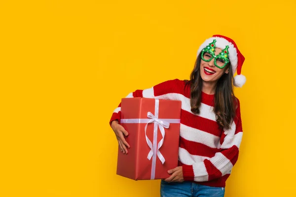 Cerca Foto Hermosa Mujer Sonriente Emocionada Con Caja Regalo Navidad —  Fotos de Stock
