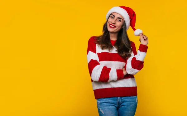 Joven Hermosa Chica Feliz Santa Sombrero Suéter Invierno Está Posando —  Fotos de Stock