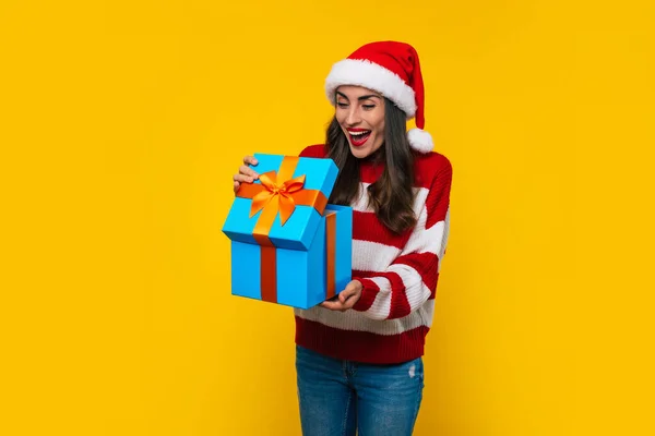 Cerca Foto Hermosa Mujer Sonriente Emocionada Con Caja Regalo Navidad —  Fotos de Stock
