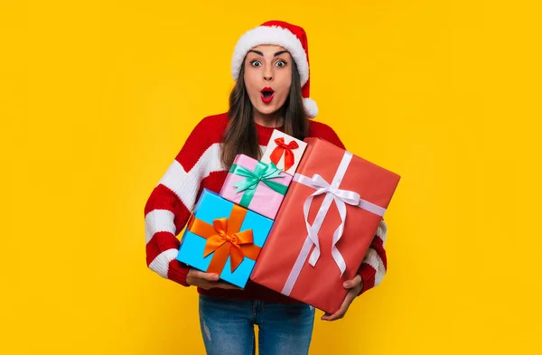 Sorprendido Hermosa Mujer Sonriente Emocionada Con Muchas Cajas Regalo Navidad —  Fotos de Stock