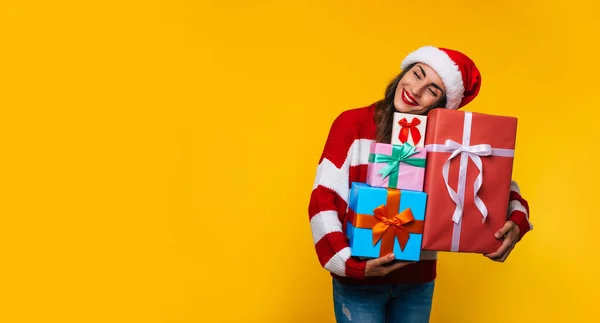 Preciosa Mujer Sonriente Con Muchas Cajas Regalo Navidad Fresco Las —  Fotos de Stock