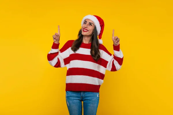 Sorprendido Feliz Hermosa Mujer Navidad Sombrero Santa Rojo Suéter Está —  Fotos de Stock